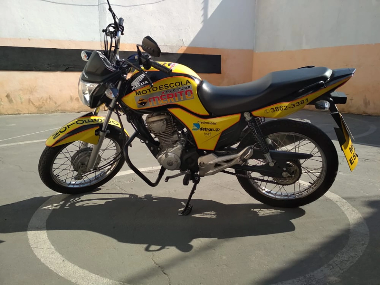 Moto de aula da Auto Escola Mérito na pista